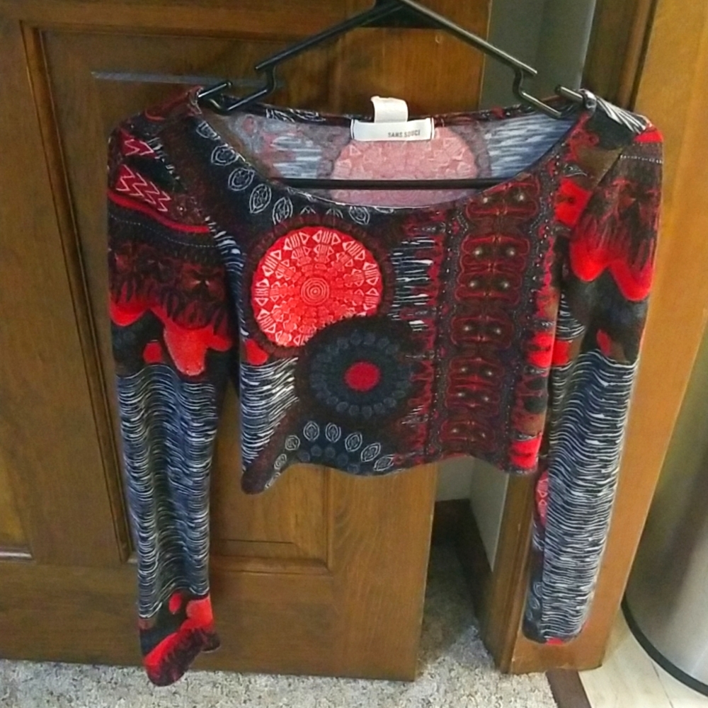 Medium long sleeve crop top with unique design